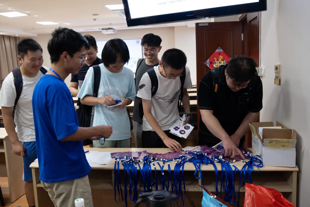 会前签到,领取胸牌与贴纸