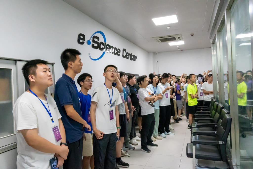 与会者参观 e-Science 中心机房