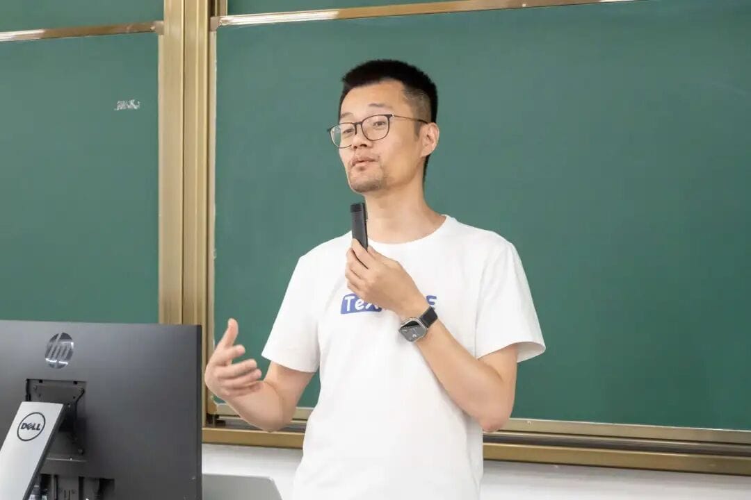 报告现场