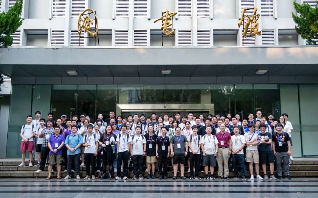 参会人员在鼓楼校区图书馆前合影